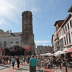 Belfort en markt van Menen